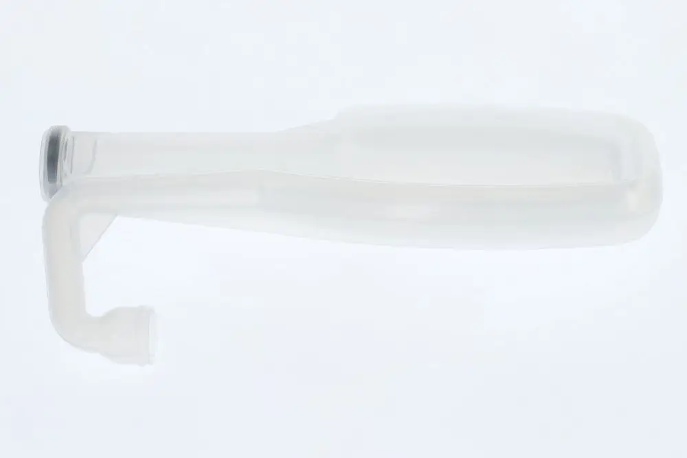 Transparenter Siphon von Bosch mit einem gebogenen Auslauf und einem geraden, schmalen Körper. Geeignet für Rohrverbindungen im Sanitärbereich.